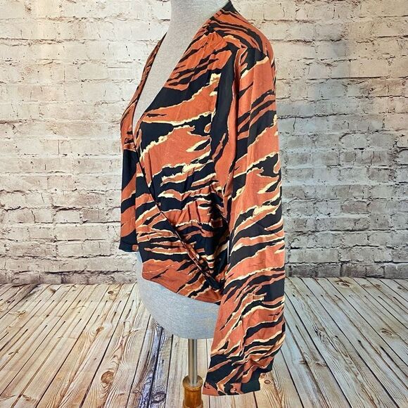 BP Womens Brown Burnout Tiger Stripe V Neck Surplice Wrap Crop Top Size 3X NWT - Picture 4 of 8